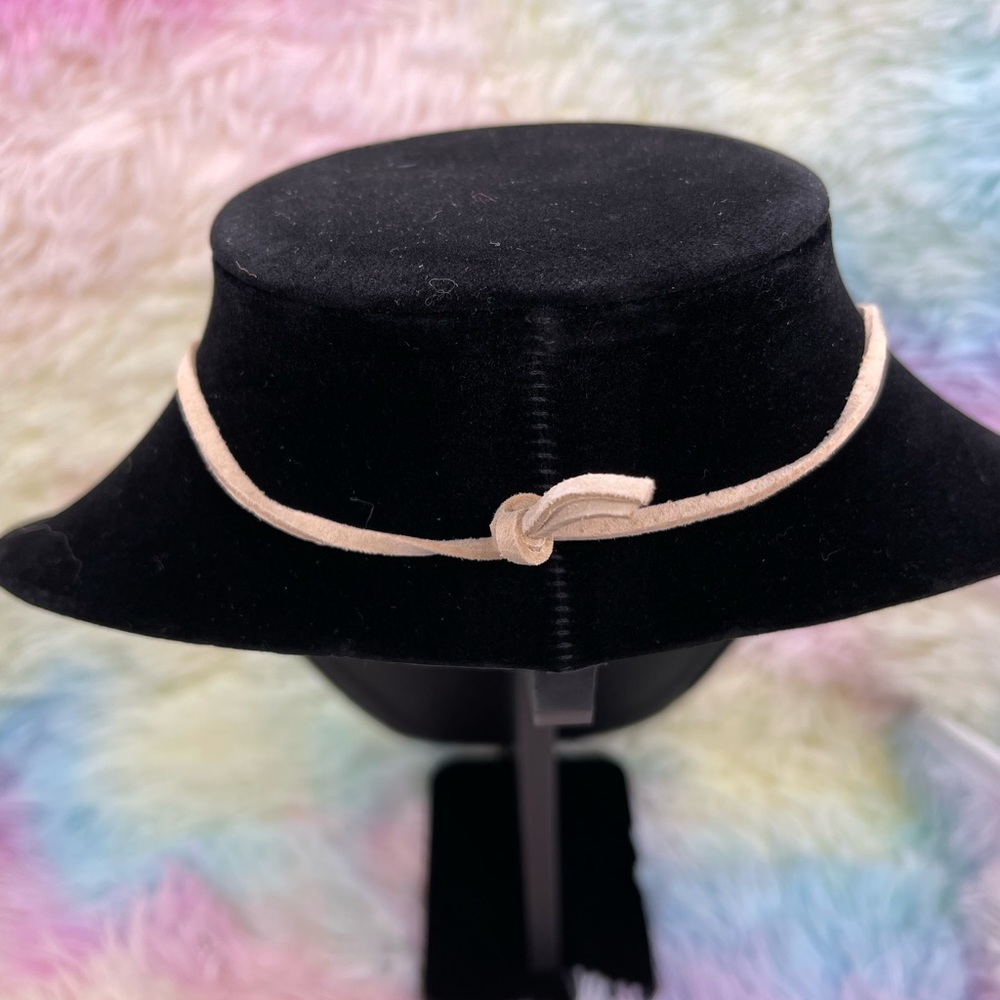 ➷ 5/$25 Hammered Metal Statement Piece on Leather Cord - Picture 3 of 3